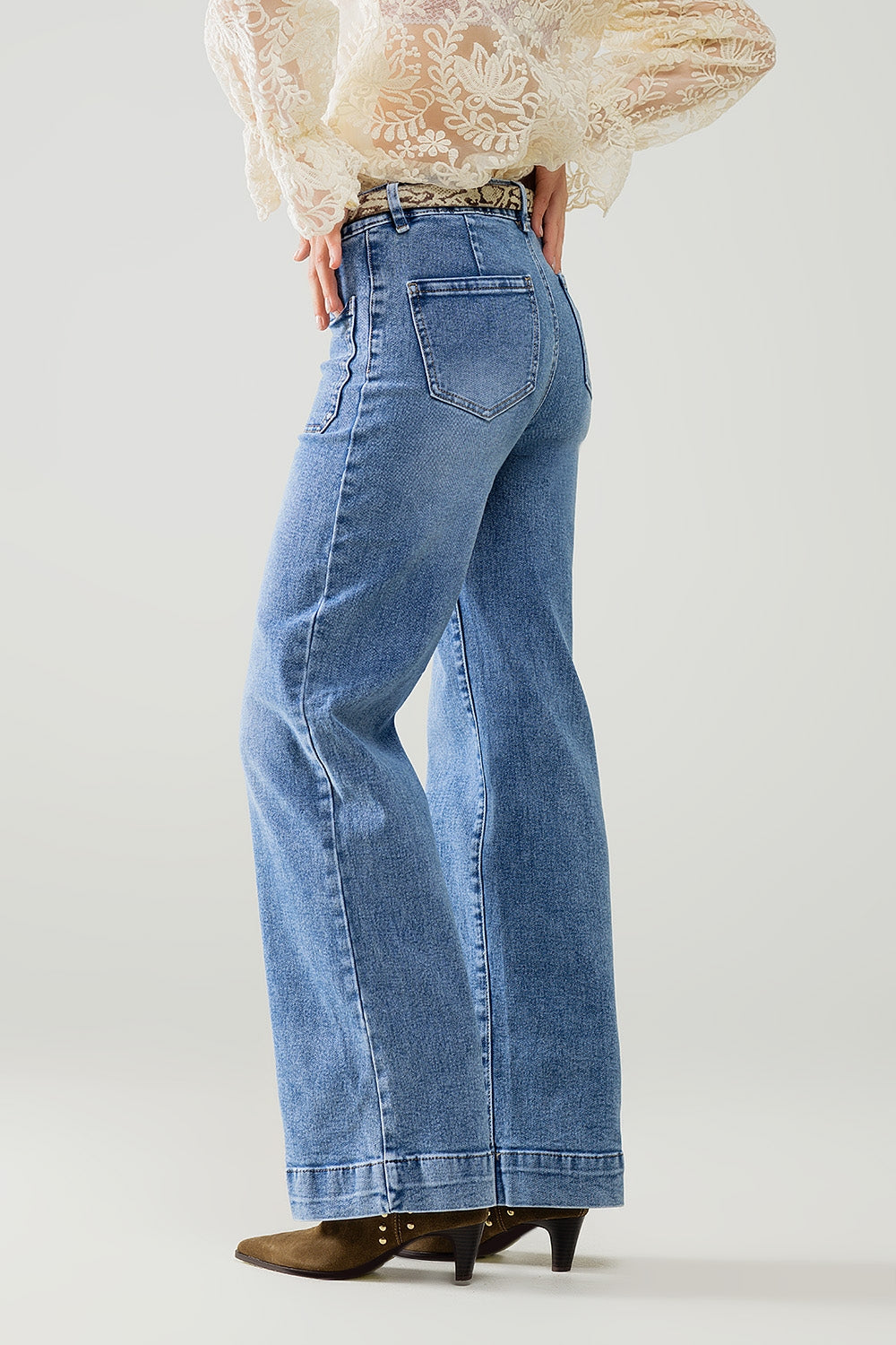 Stretchy Straight Leg Jeans with Front Pocked in Medium Wash