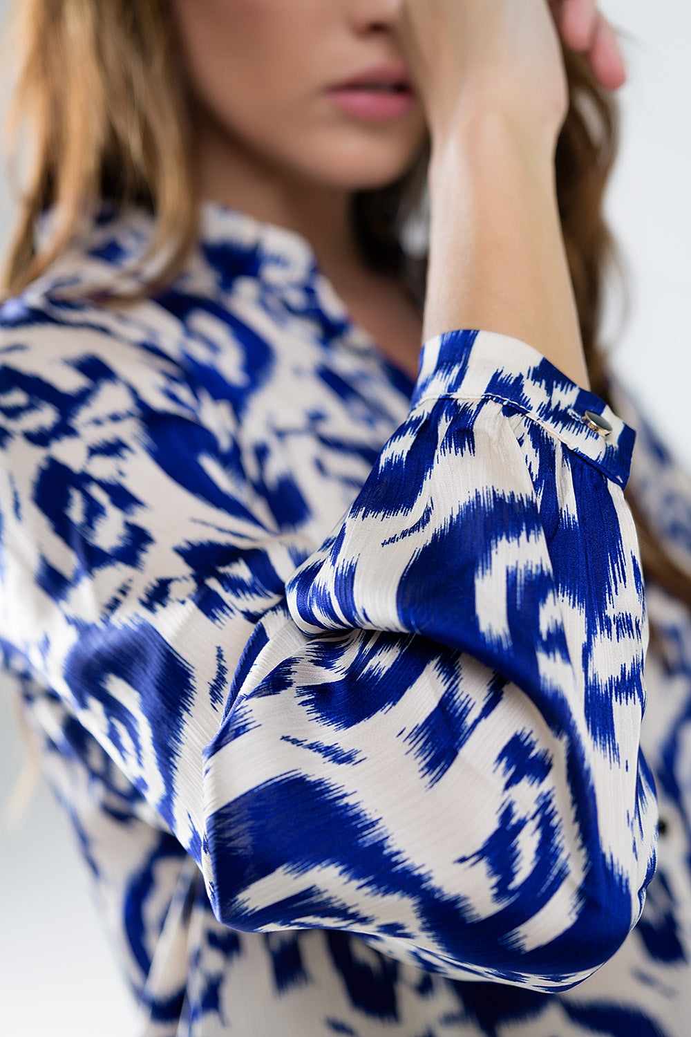 Balloon Sleeve Abstract Print Blouse in Navy and White