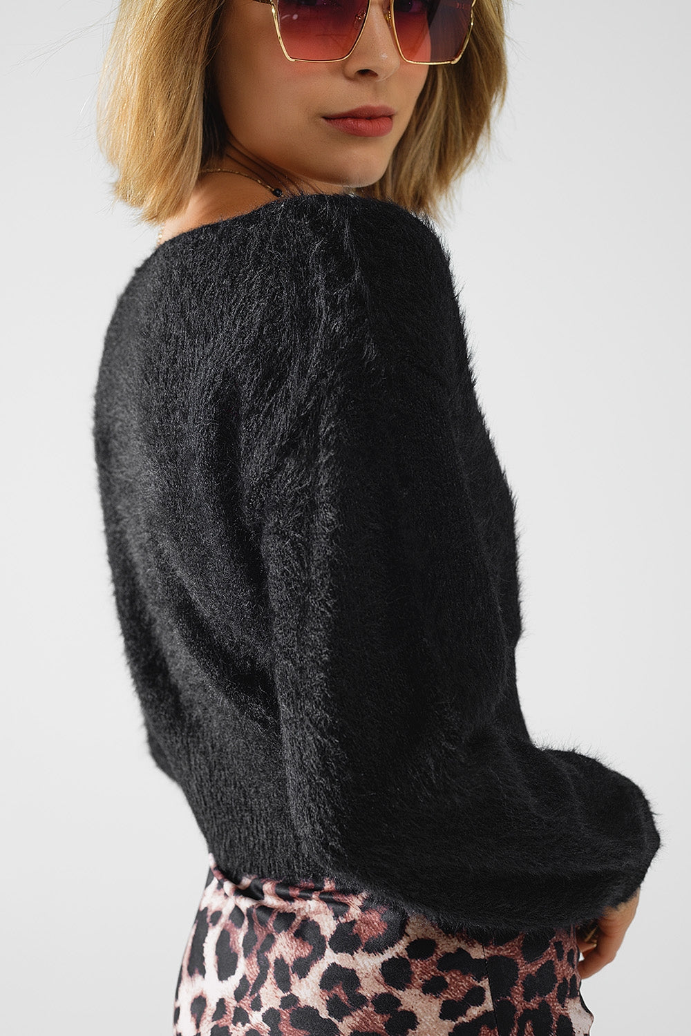 Cropped Fluffy Sweater in Black Fitted at the Waist