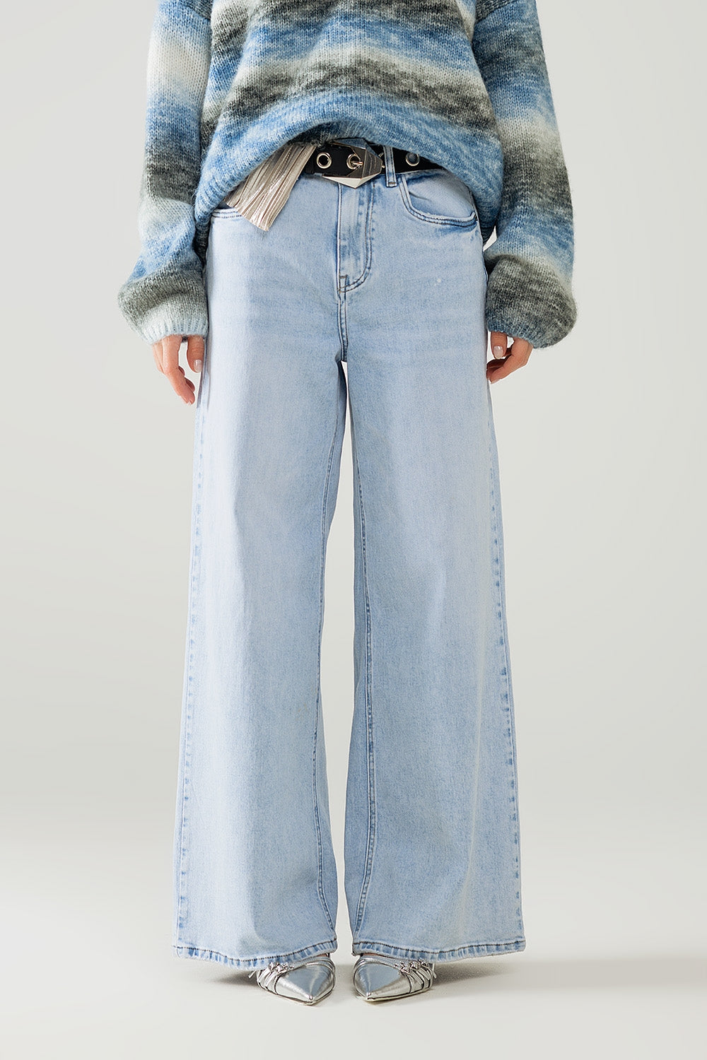 Q2 light wash wide leg jeans with stretch