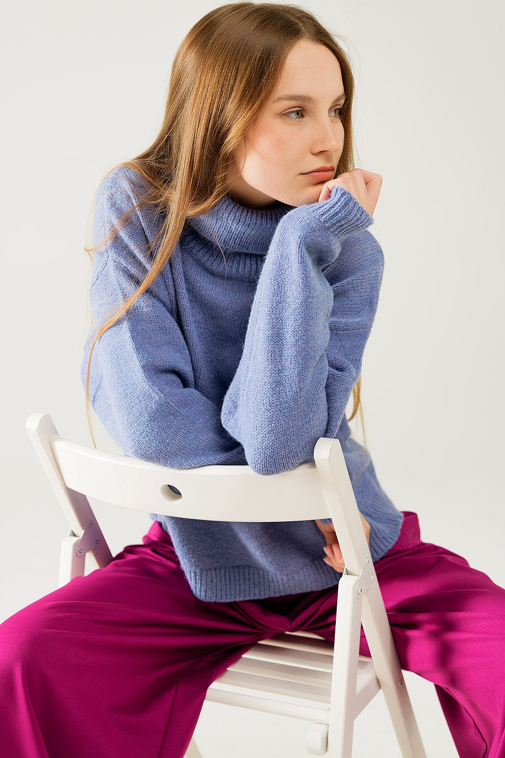 Q2 Loose blue sweater with dropped sleeves