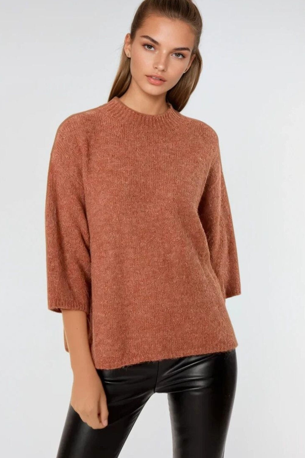 Q2 Relaxed sweater with french sleeve and crewneck in camel