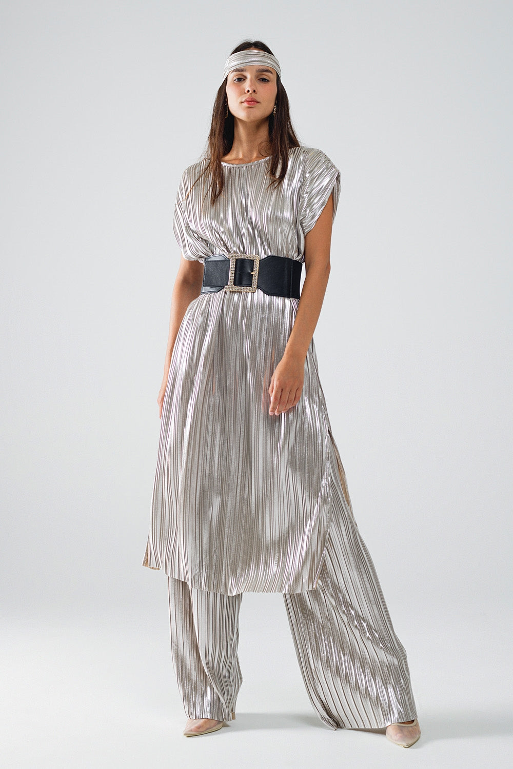 Q2 Silver Pleated Dress With Belt And Short Sleeves