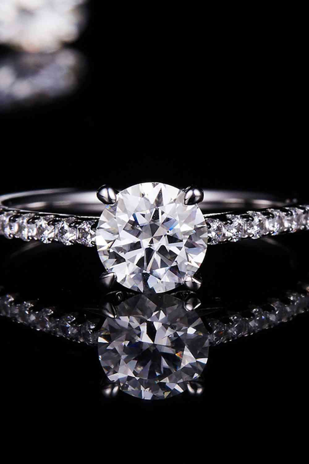 Graceful Gaze 1 Carat Moissanite Ring