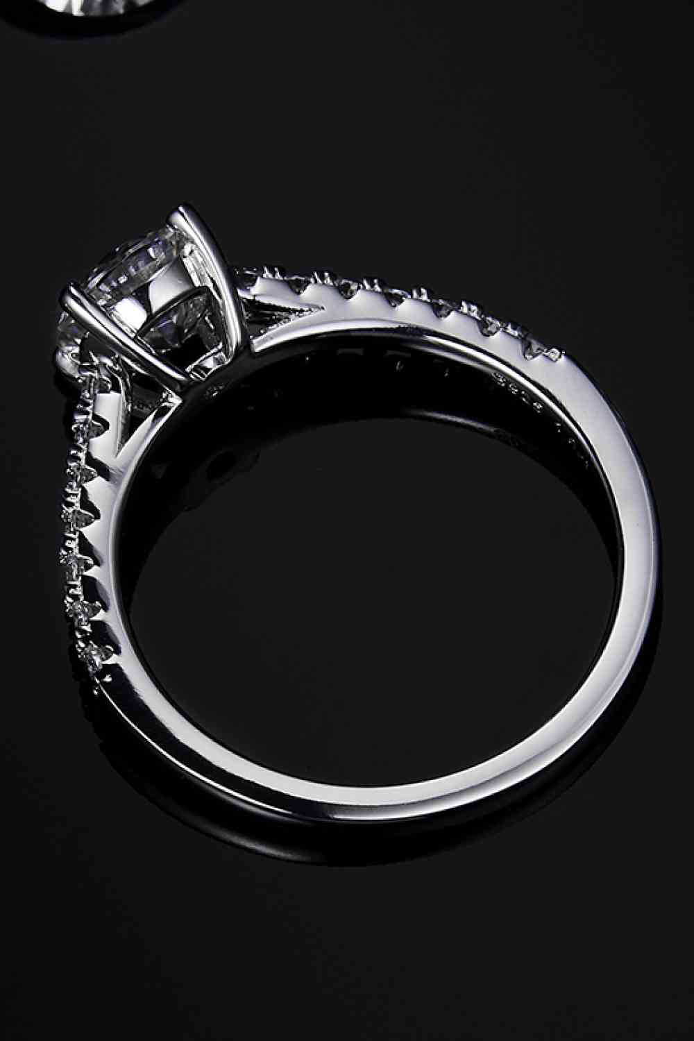 Graceful Gaze 1 Carat Moissanite Ring